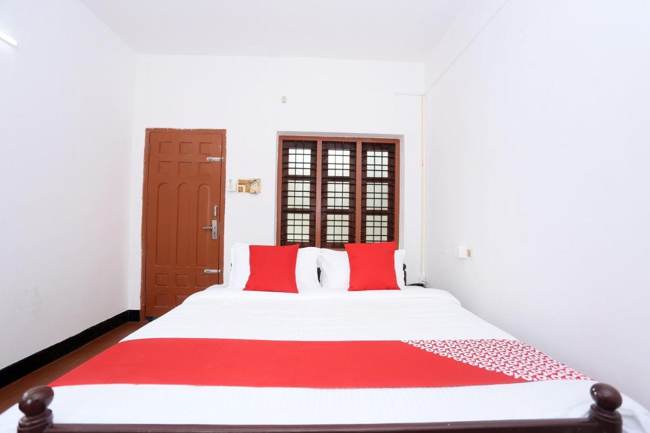 Oyo Flagship Kaveri Tourist Home Guruvāyūr エクステリア 写真