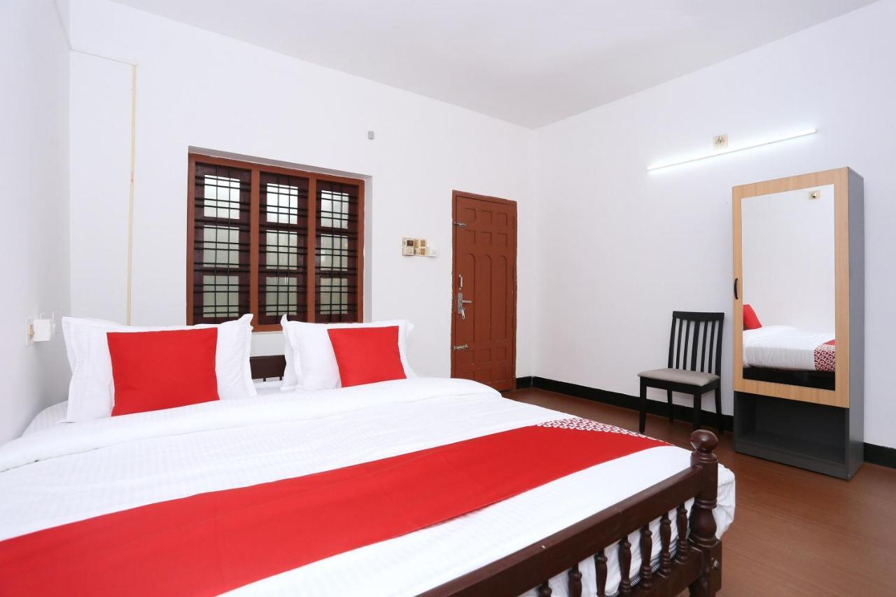 Oyo Flagship Kaveri Tourist Home Guruvāyūr エクステリア 写真