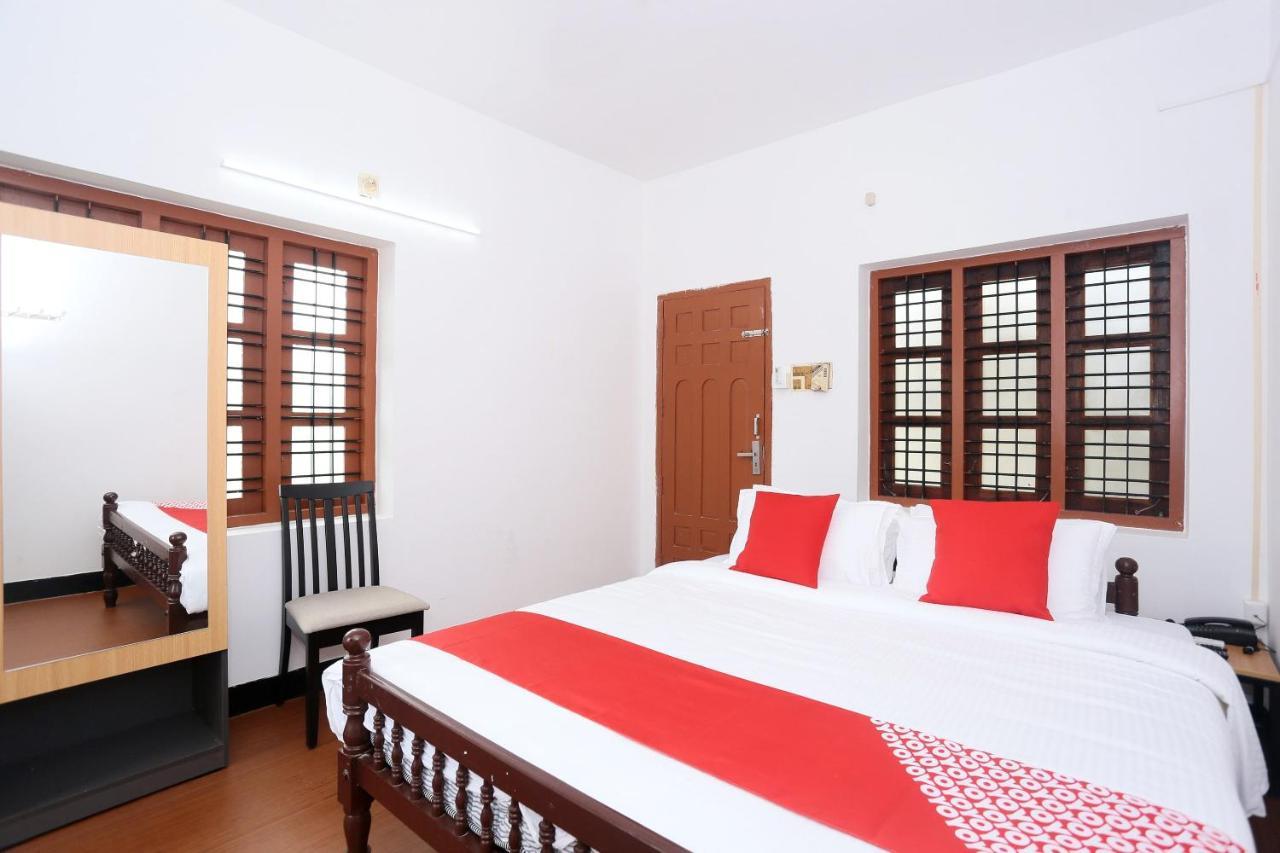 Oyo Flagship Kaveri Tourist Home Guruvāyūr エクステリア 写真