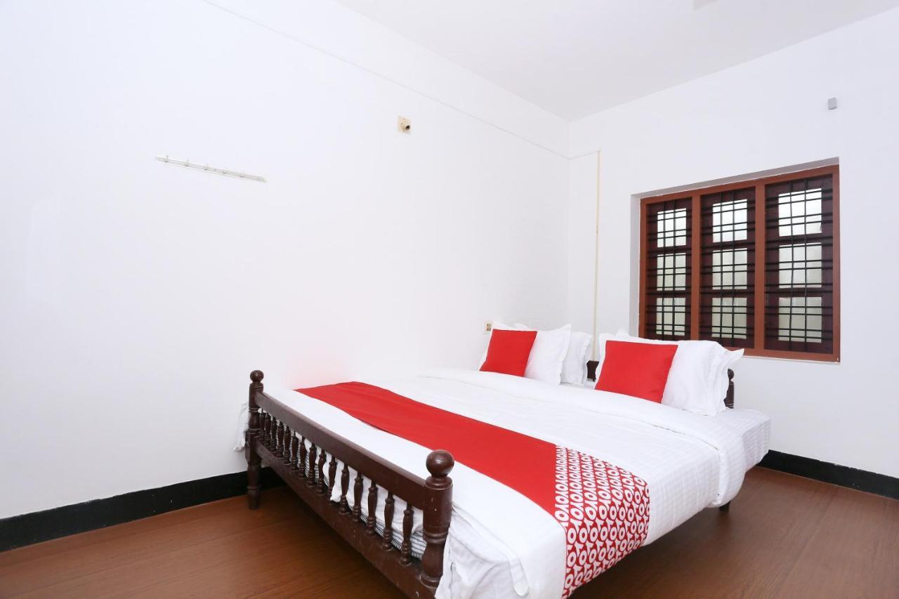 Oyo Flagship Kaveri Tourist Home Guruvāyūr エクステリア 写真
