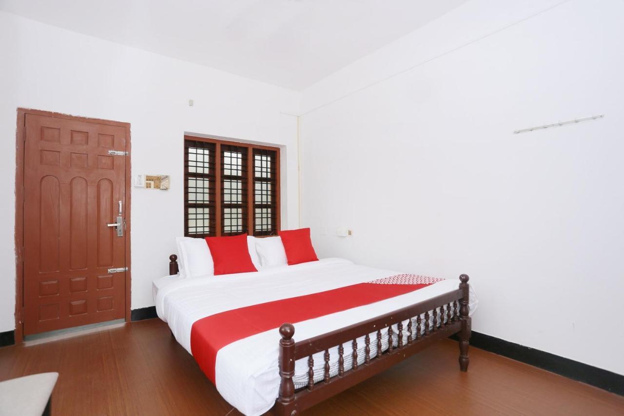 Oyo Flagship Kaveri Tourist Home Guruvāyūr エクステリア 写真